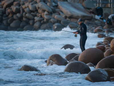 How to tweak a light surf setup to land double-figure rays on peeler crab baits from rocky coves